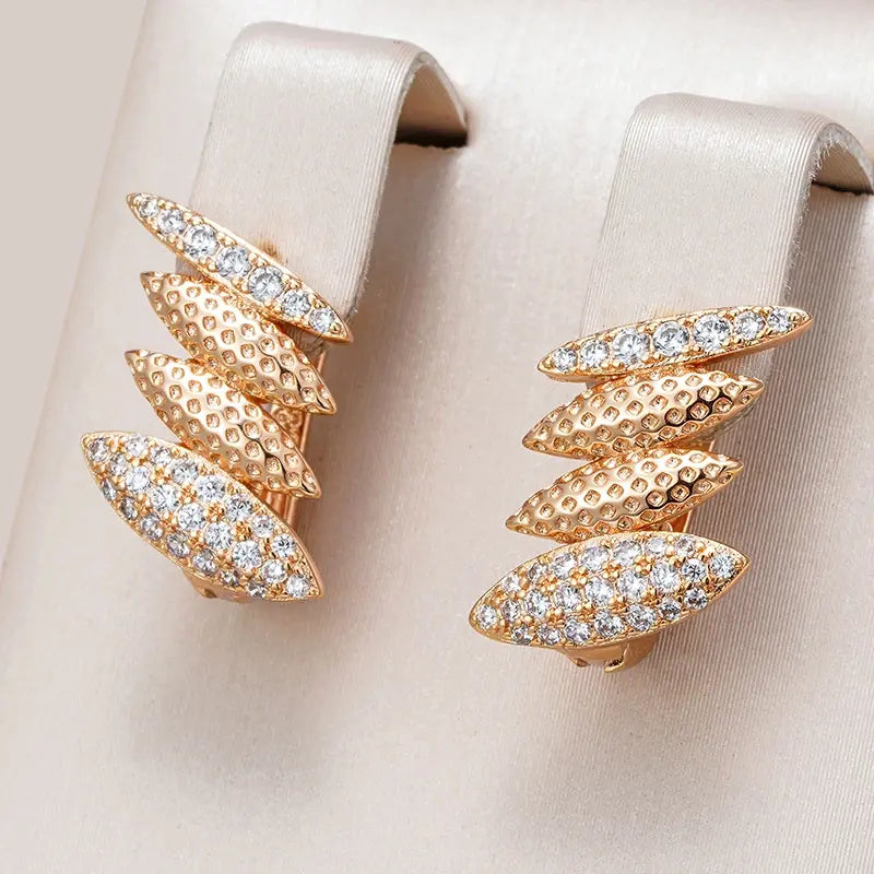 Gold und glitzernde Chrysalis-Ohrringe