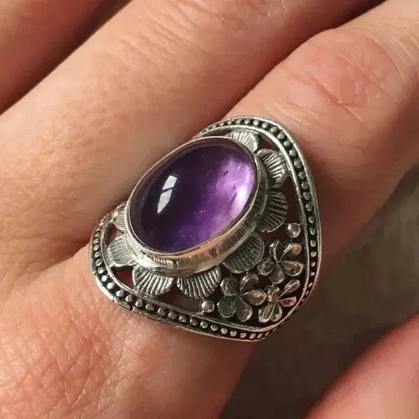 Blumenring mit violettem Edelstein