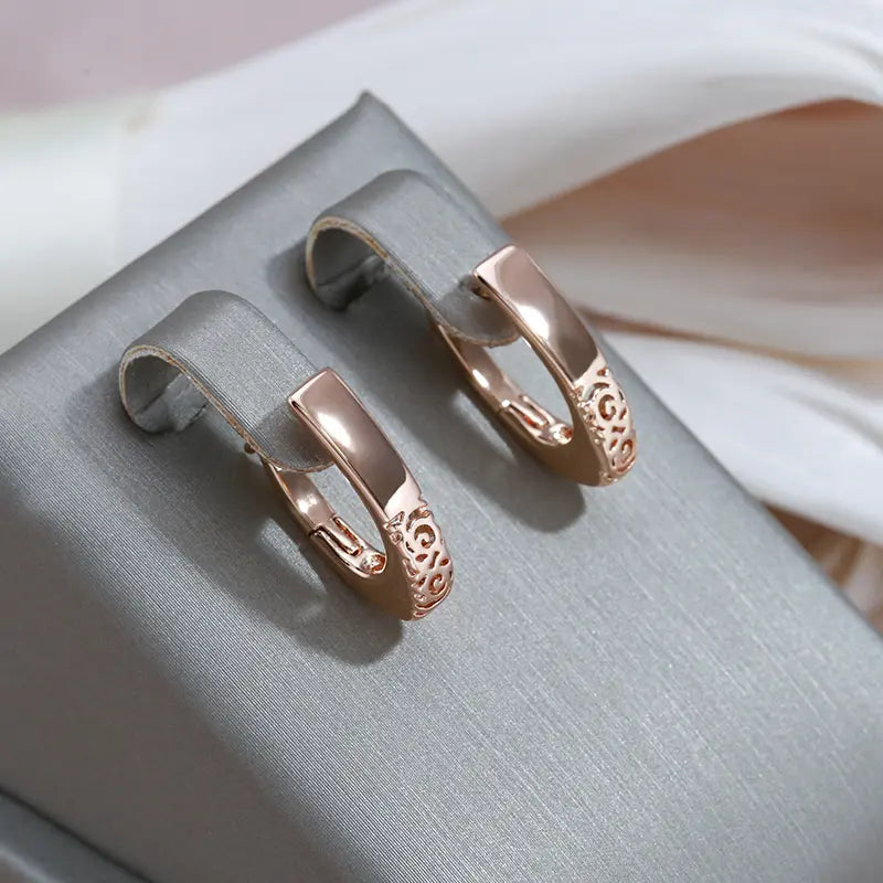 Elegante goldene Halbkreolen-Ohrringe