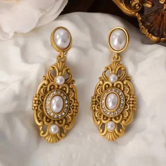 Weiße Vintage-Ohrringe in Gold